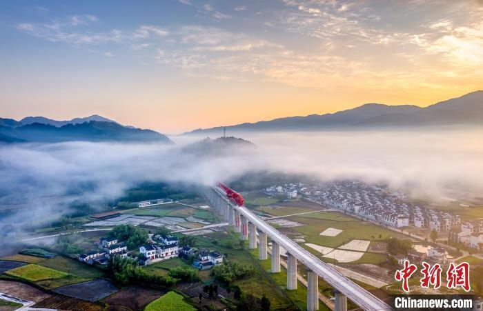 資料圖：安徽高鐵黃金旅游線路——池黃高鐵穿云破霧風(fēng)景如畫?！±詈推?攝
