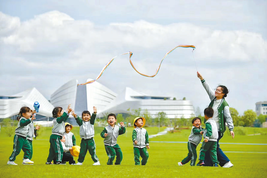   童心飛揚   在浙江衢州市智慧新城草坪公園,，一名幼兒園老師揮舞彩帶，與孩子們一起玩耍,。衢州市柯城區(qū)將兒童友好理念融入城區(qū)整體規(guī)劃,，努力為兒童成長創(chuàng)造更好的發(fā)展環(huán)境，提升兒童和家庭的獲得感,、幸福感,、安全感。   衢州市柯城區(qū)某幼兒園哥倫比亞籍教師 莉莉安娜·雷斯特雷波·埃斯皮諾薩攝   “我和家人都很喜歡在衢州生活,，這是一座兒童友好城市,，有很多兒童營地和戶外活動場所。我看到孩子們在幼兒園,、戶外非?？鞓返赝嫠＃阌孟鄼C記錄下這美好時刻,?！? style=